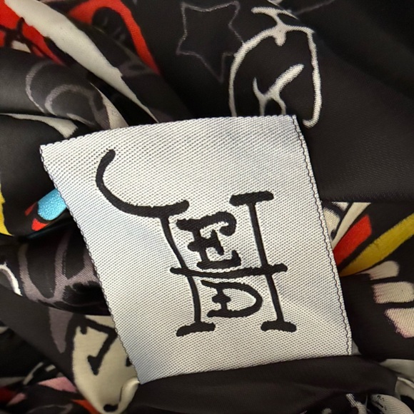 🆕Ed Hardy Born Free Multi-purpose Scarf in
"Love Kills Slowly Prints 43X43🆕 - Picture 9 of 10